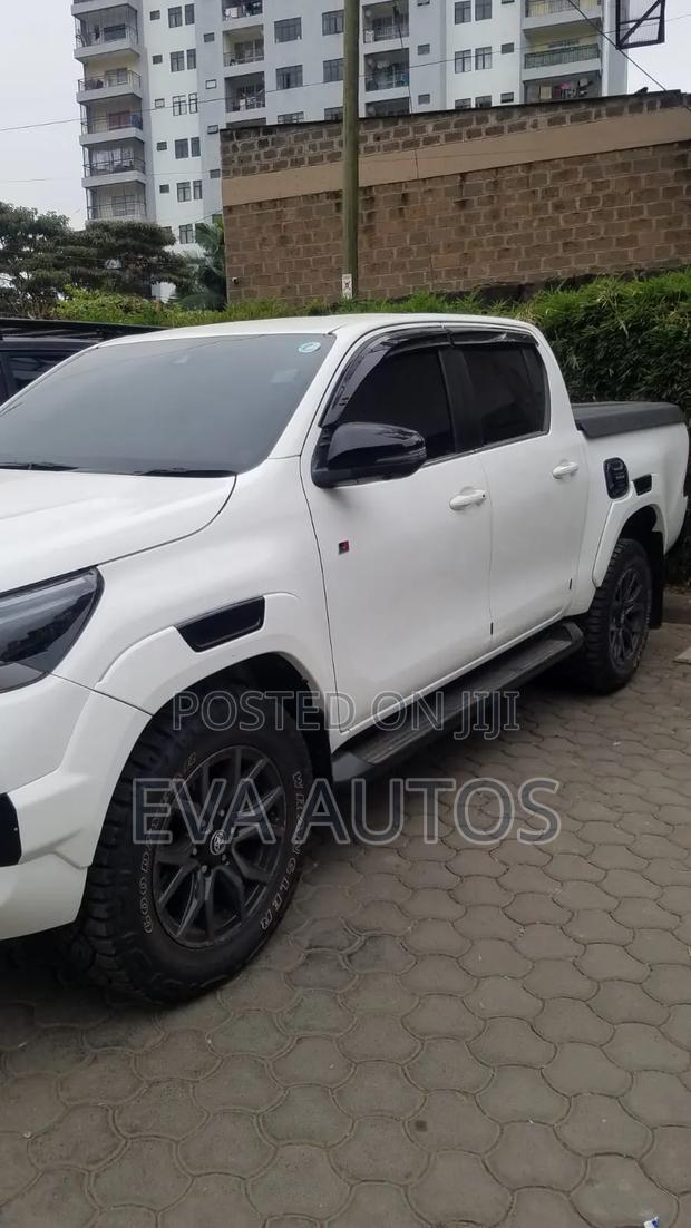 Toyota Hilux 2022 White
