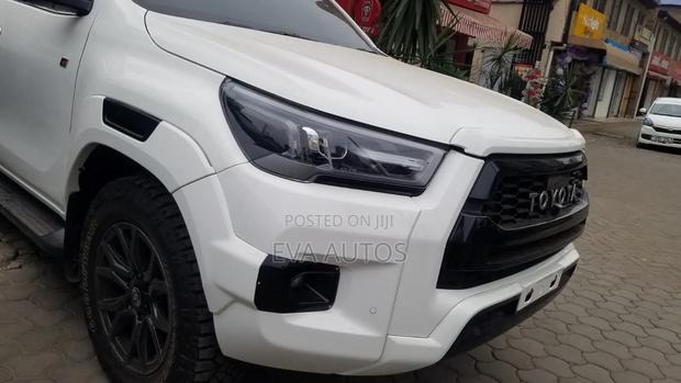 Toyota Hilux 2022 White