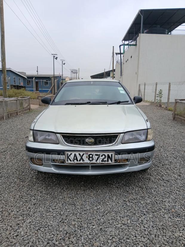 Nissan Sunny 2000 Silver