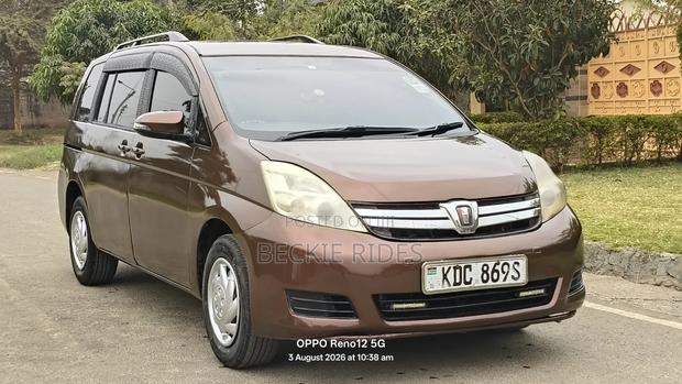 Toyota ISIS 2014 Brown