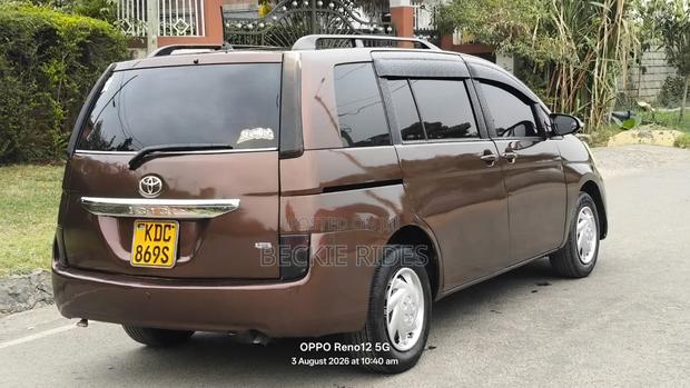Toyota ISIS 2014 Brown