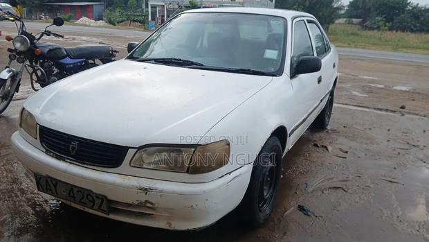 Toyota Corolla 2000 White