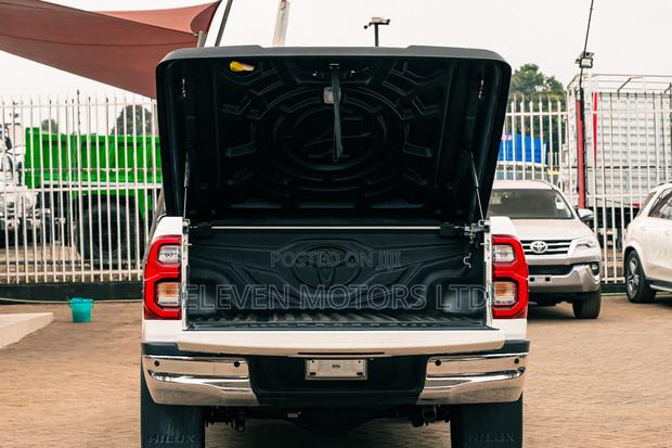 Toyota Hilux 2022 White