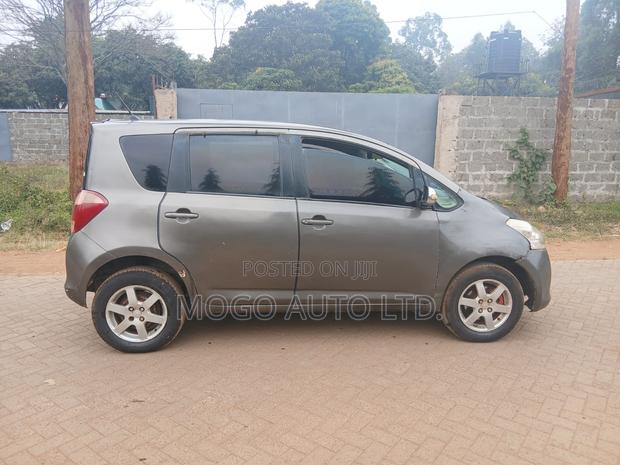 Toyota Ractis 2006 Gray