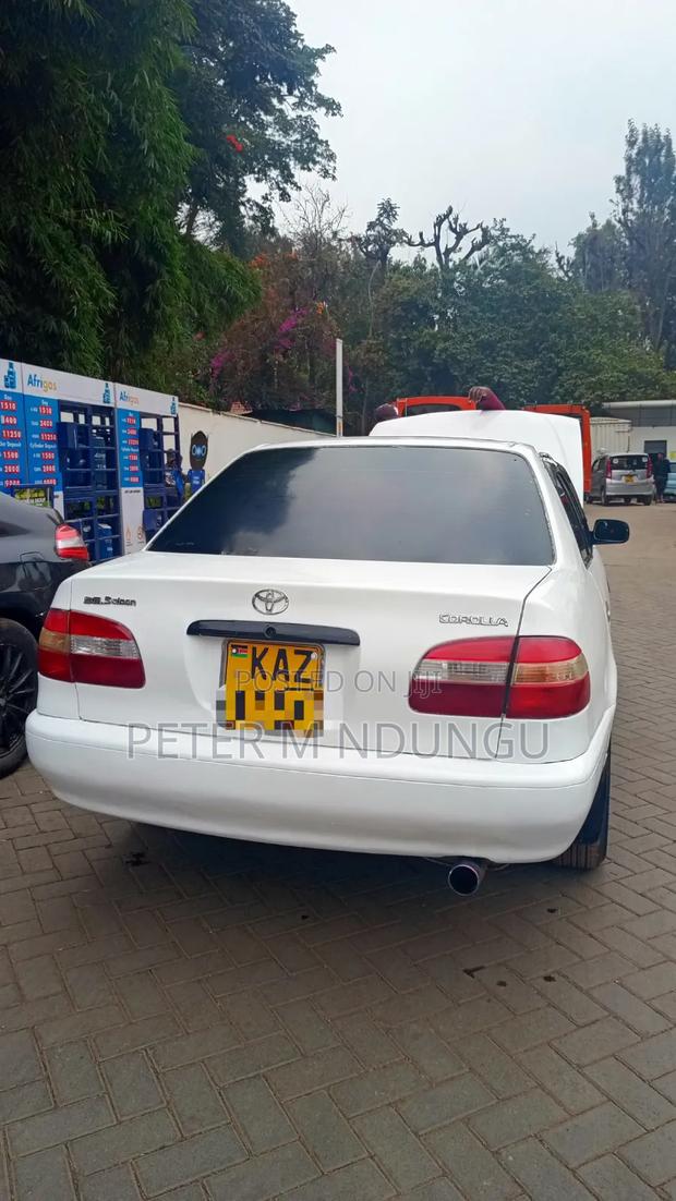 Toyota Corolla 2000 White