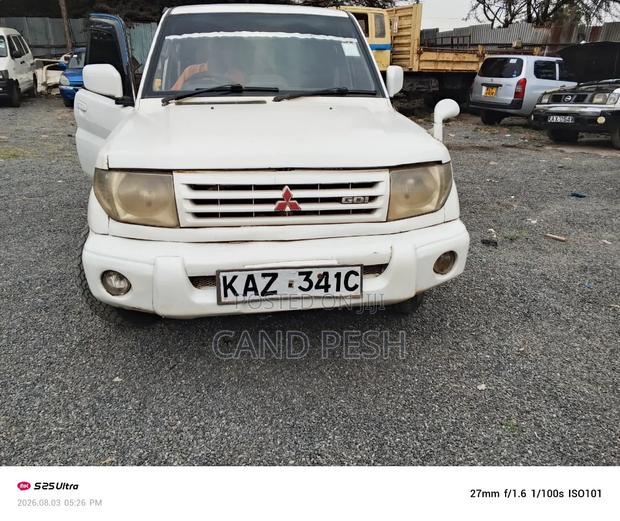 Mitsubishi Pajero 2000 White