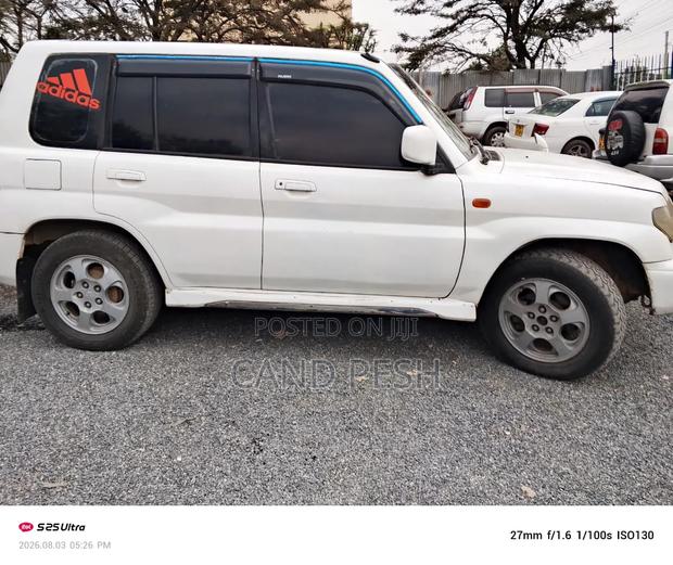 Mitsubishi Pajero 2000 White