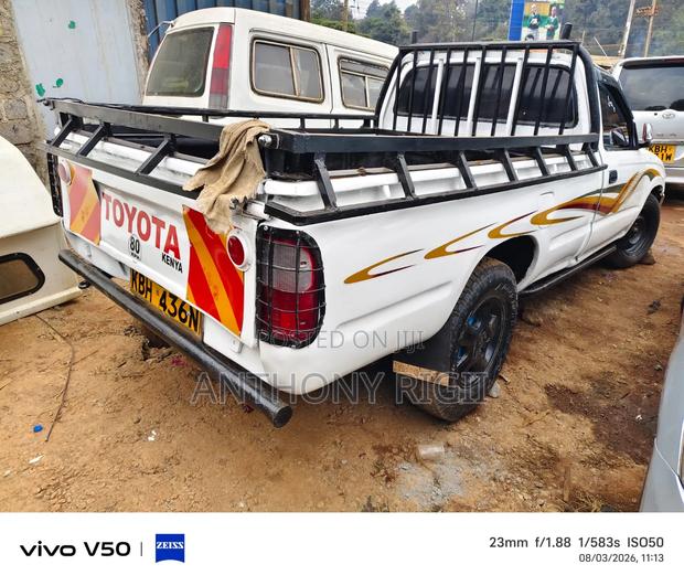 Toyota Hilux 2003 White