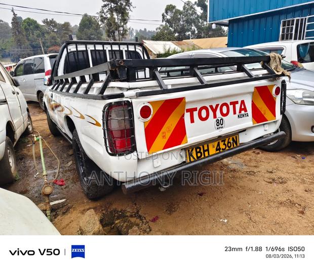 Toyota Hilux 2003 White