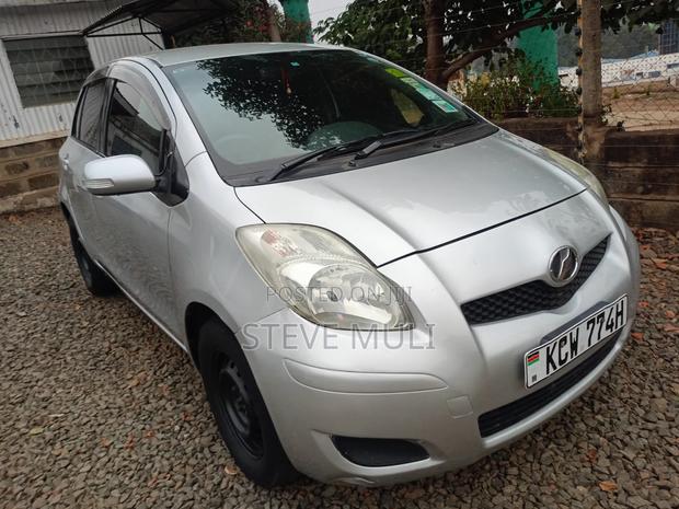 Toyota Vitz 2011 Silver