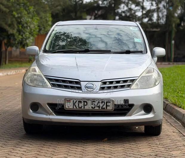 Nissan Tiida 2010 Silver