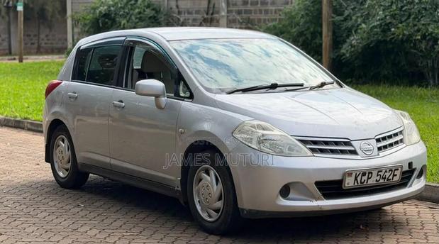 Nissan Tiida 2010 Silver