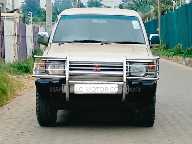 Mitsubishi Pajero 2000 Beige