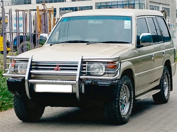 Mitsubishi Pajero 2000 Beige