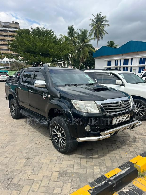 Toyota Hilux 2016 Black