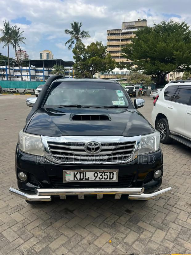 Toyota Hilux 2016 Black