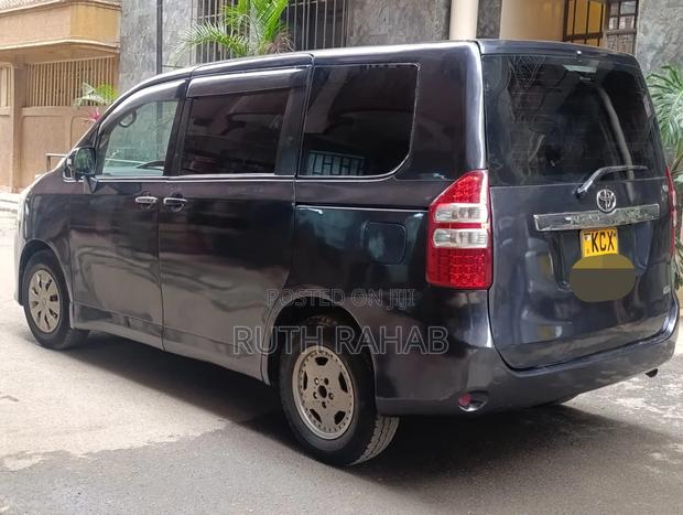 Toyota Noah 2012 Blue