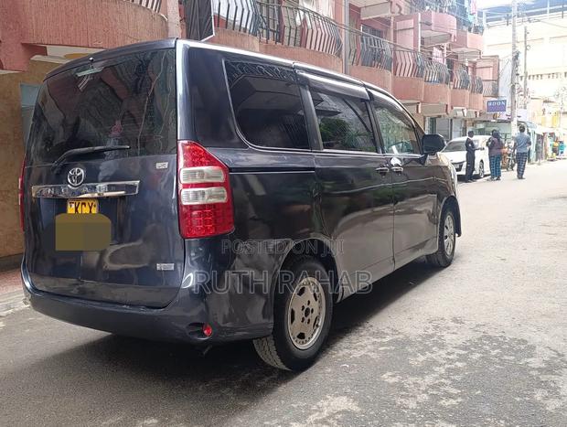 Toyota Noah 2012 Blue