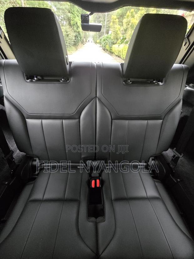 Land Rover Discovery 2019 White