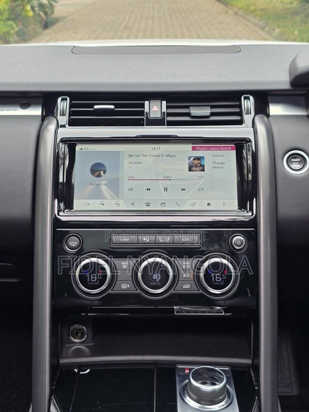 Land Rover Discovery 2019 White