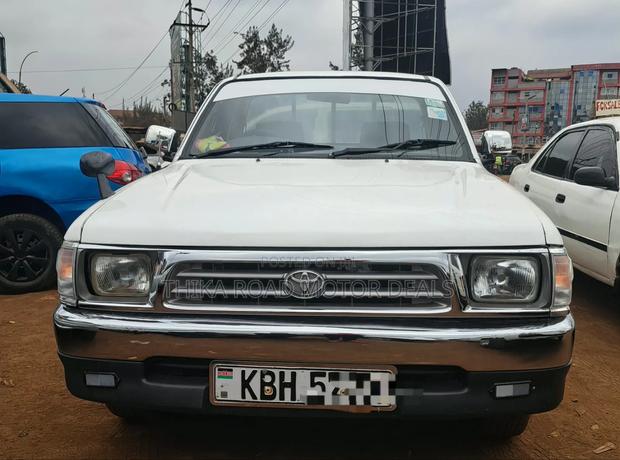 Toyota Hilux 2003 White