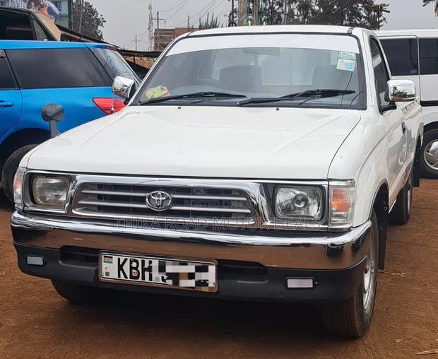 Toyota Hilux 2003 White
