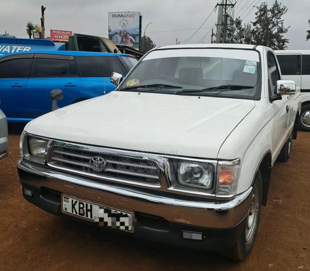Toyota Hilux 2003 White