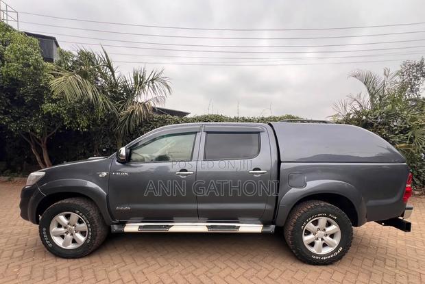 Toyota Hilux 2012 Gray