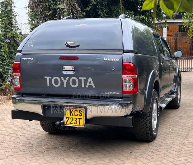 Toyota Hilux 2012 Gray