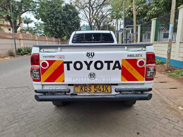 Toyota Hilux 2.5 D-4D 4X4 SRX 2012 Pearl