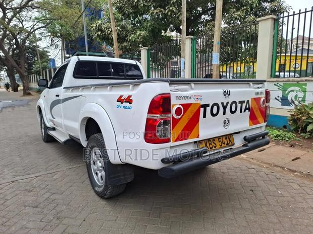 Toyota Hilux 2.5 D-4D 4X4 SRX 2012 Pearl