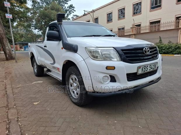 Toyota Hilux 2.5 D-4D 4X4 SRX 2012 Pearl