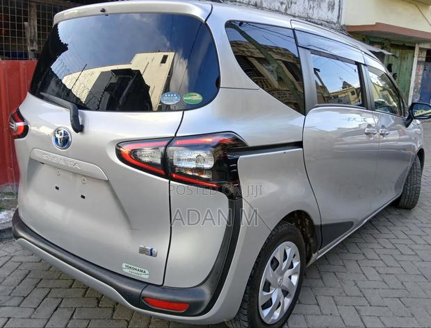 Toyota Sienta 2020 Silver