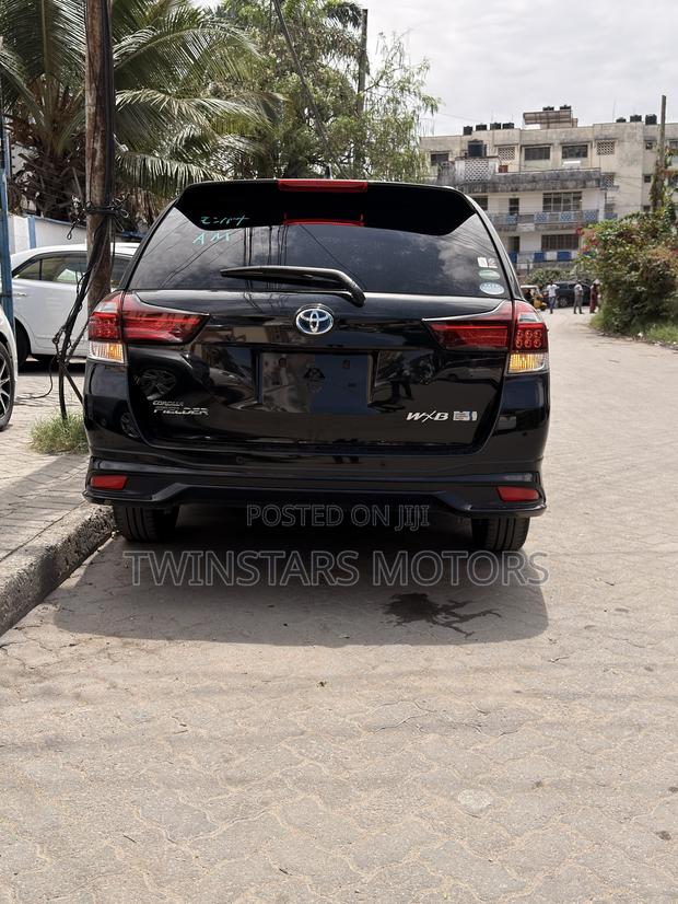 Toyota Corolla Fielder 1.5 Hybrid FWD 2019 Black