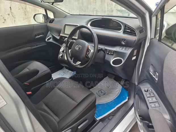 Toyota Sienta 2019 Silver