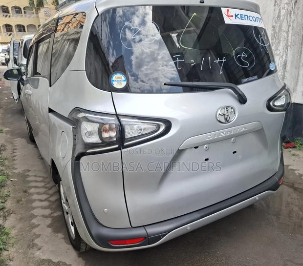 Toyota Sienta 2019 Silver