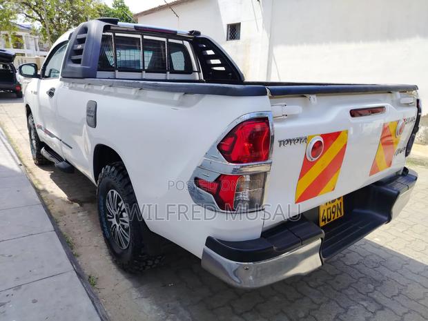 Toyota Hilux 2018 White