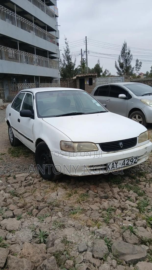 Toyota Corolla 2000 White