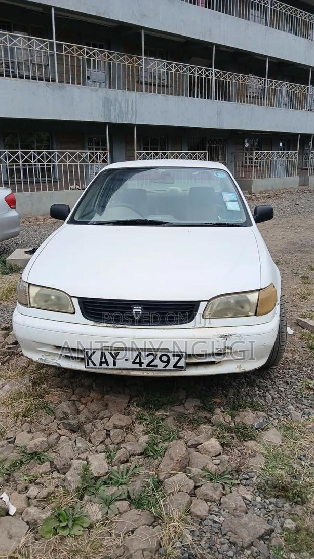 Toyota Corolla 2000 White