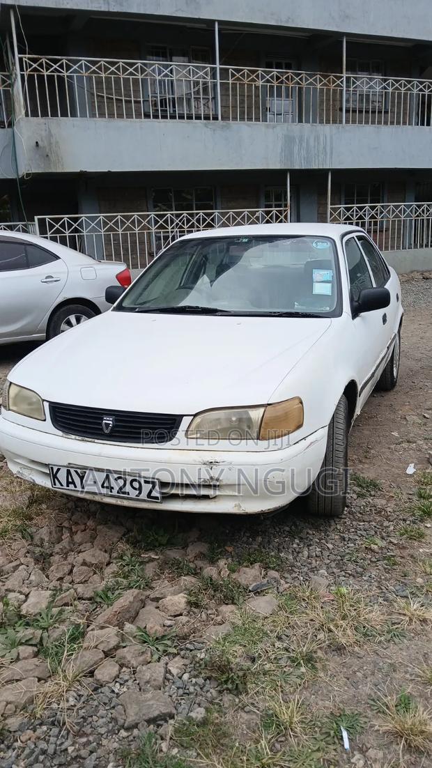 Toyota Corolla 2000 White
