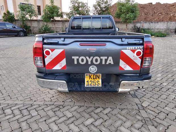 Toyota Hilux 2023 Gray