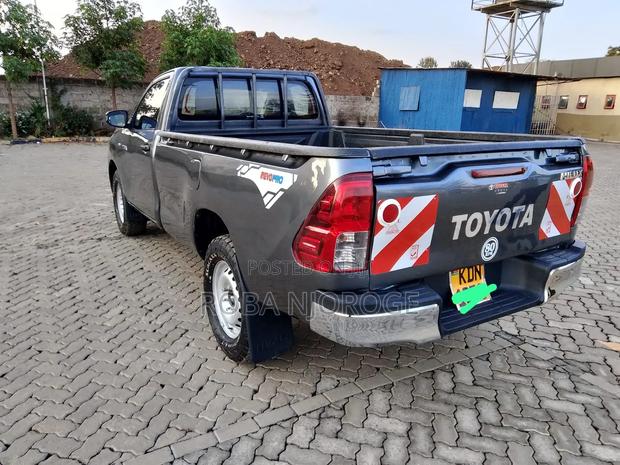 Toyota Hilux 2023 Gray