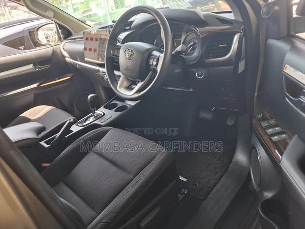 Toyota Hilux 2021 Gold
