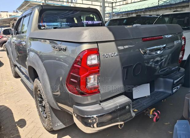 Toyota Hilux 2021 Gold