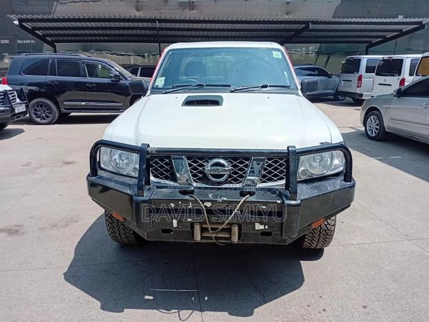 Nissan Navara 2016 Silver: Durable Double Cab Pickup