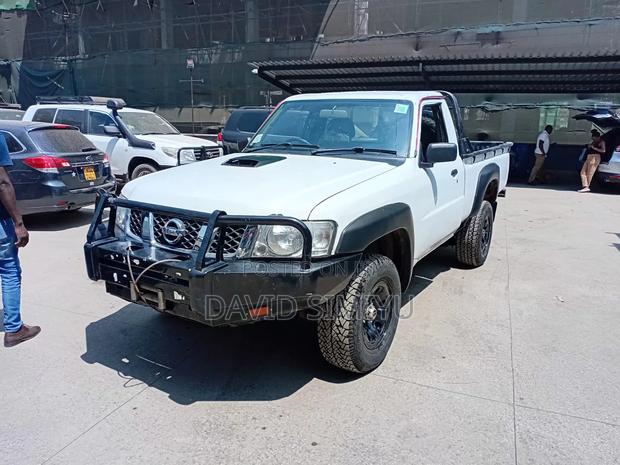 Nissan Navara 2016 Silver: Durable Double Cab Pickup