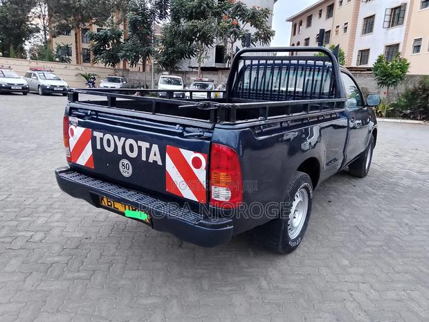Toyota Hilux 2010 Blue