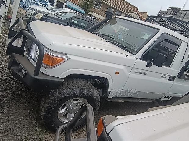 Toyota Land Cruiser 2016 White