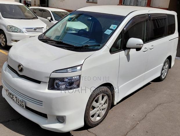 Toyota Voxy X L Edition 2WD 8-Seater 2008 White