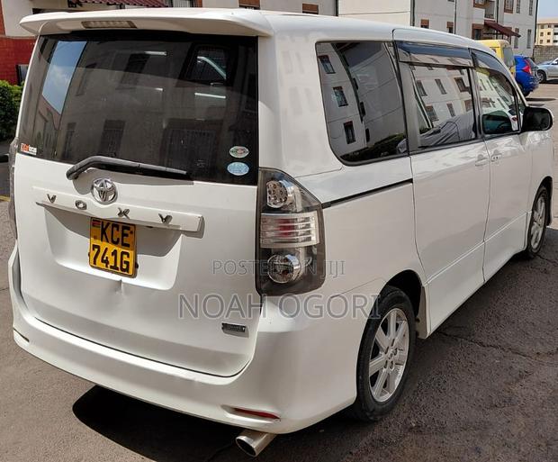 Toyota Voxy X L Edition 2WD 8-Seater 2008 White